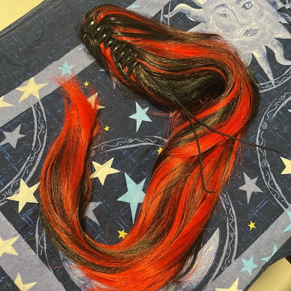 Cosplay red and black 2 piece wig - Picture 10 of 12